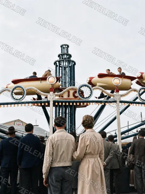 Publikum vor dem Raketenflug-Fahrgeschäft, Oktoberfest 1952