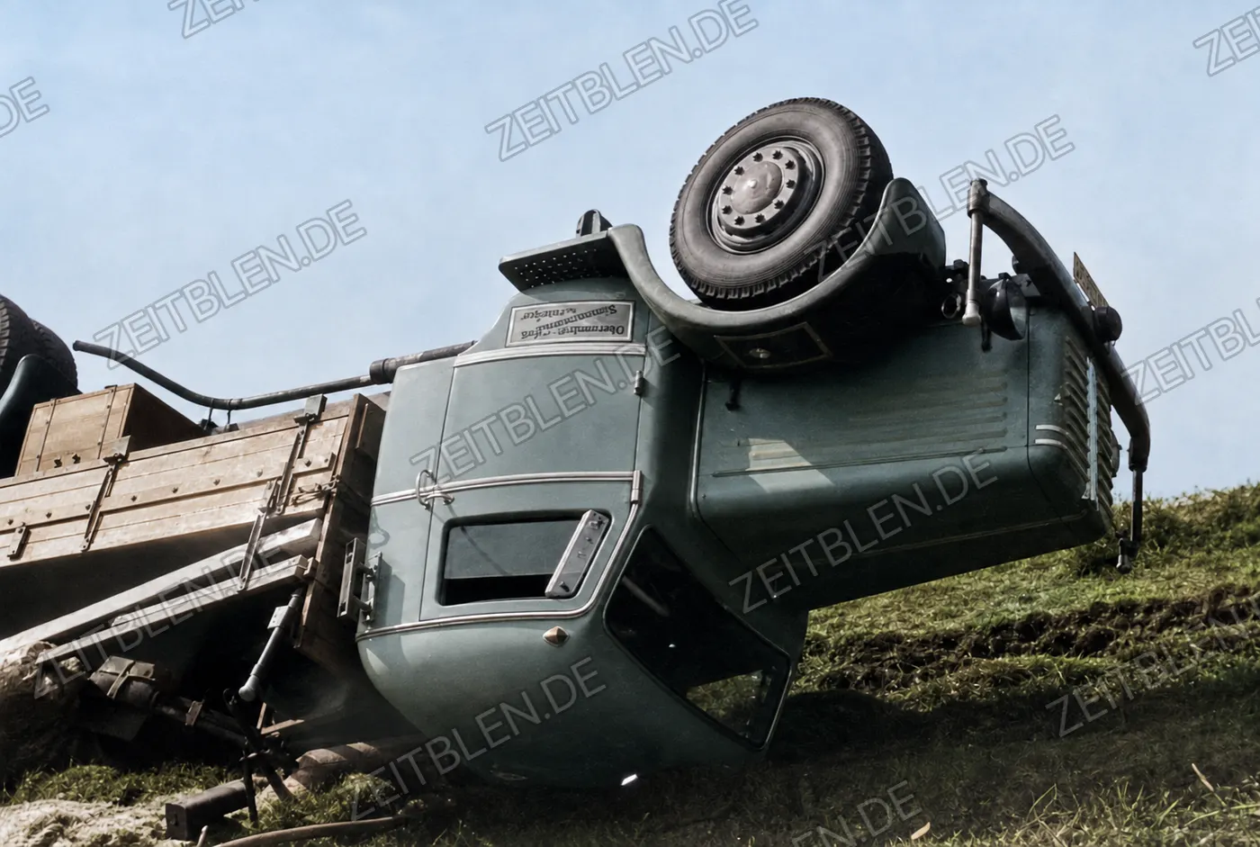 Detailaufnahme eines umgestürzten Lkw, 1951