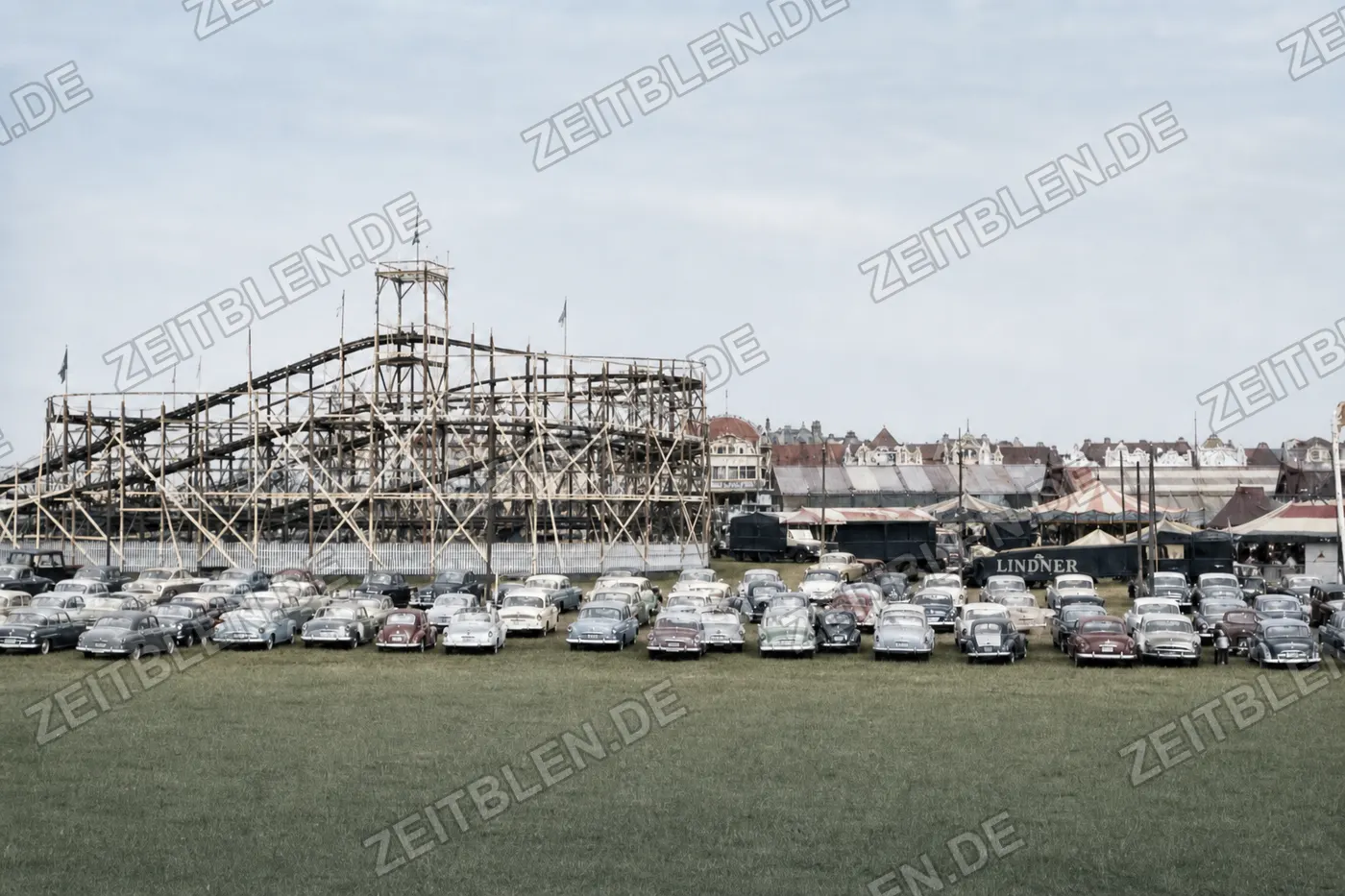 Achterbahn und Parkplatz auf dem Oktoberfest, München 1958