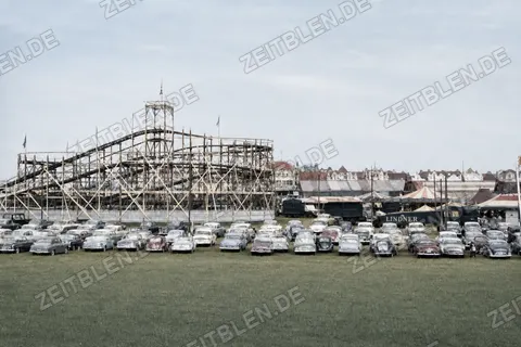Achterbahn und Parkplatz auf dem Oktoberfest, München 1958