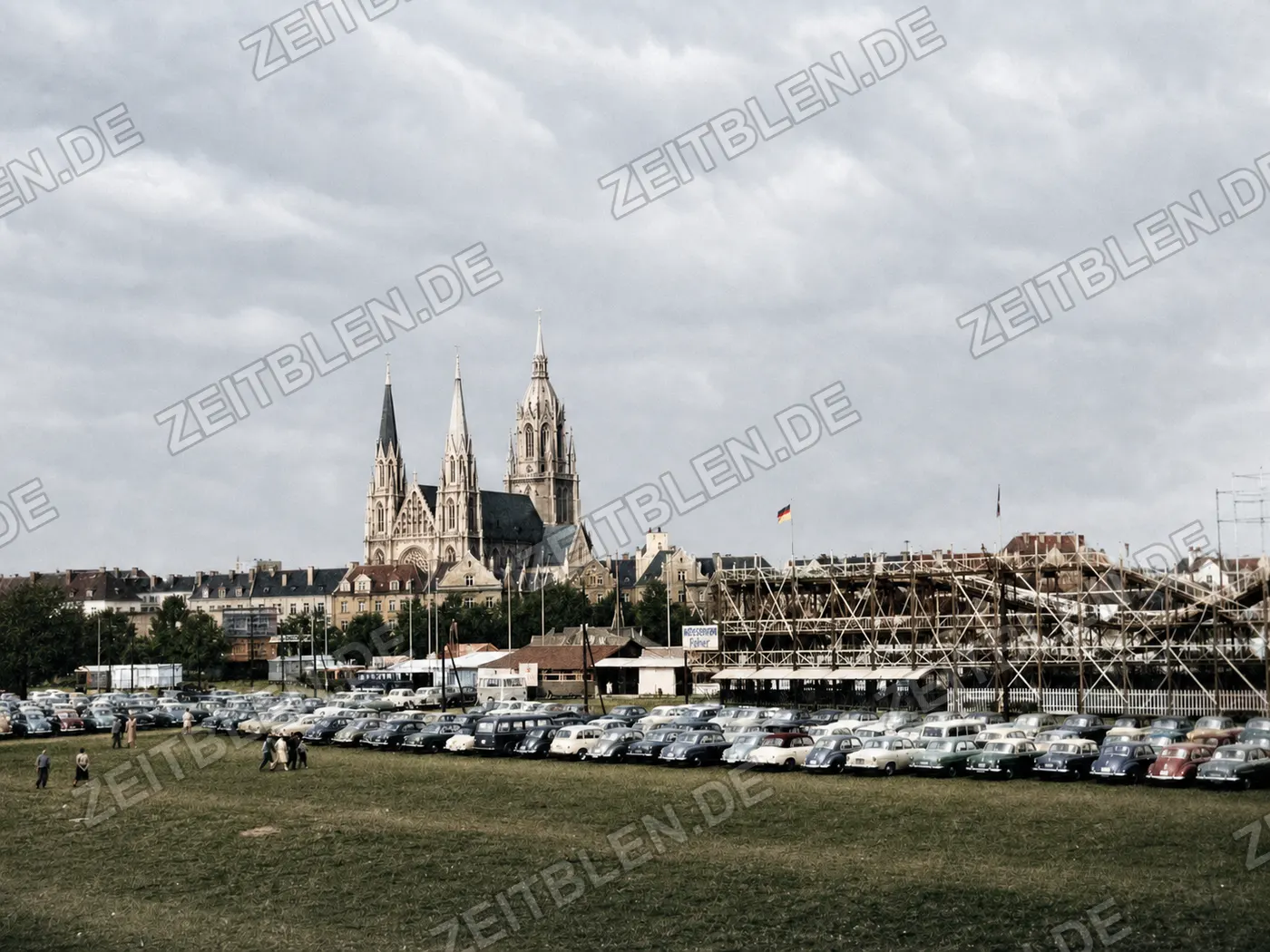 Oktoberfest mit Blick zur St.-Paul-Kirche, München 1958