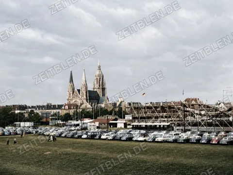 Oktoberfest mit Blick zur St.-Paul-Kirche, München 1958