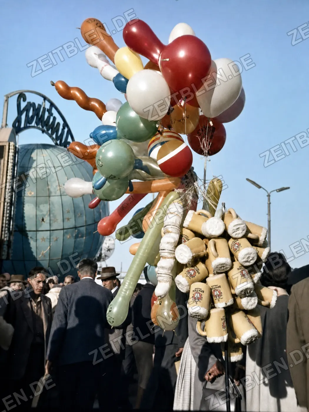 Luftballonstand mit Sputnik-Kulisse auf dem Oktoberfest, München 1958