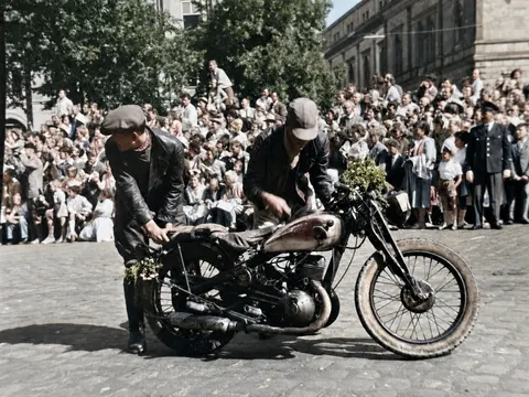 Historisches Motorrad beim Festzug „800 Jahre Münchner Verkehr“, 1958