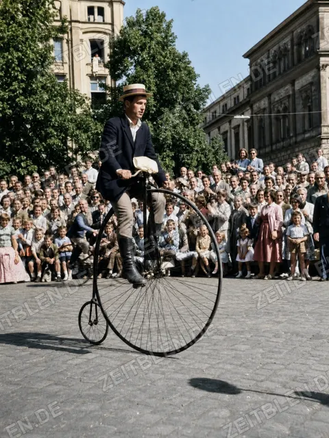 Hochradfahrer beim Festzug „800 Jahre Münchner Verkehr“, 1958