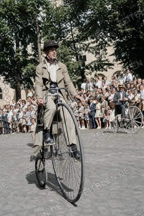 Hochradfahrer vor Zuschauern beim Münchner Verkehrsfestzug, 1958