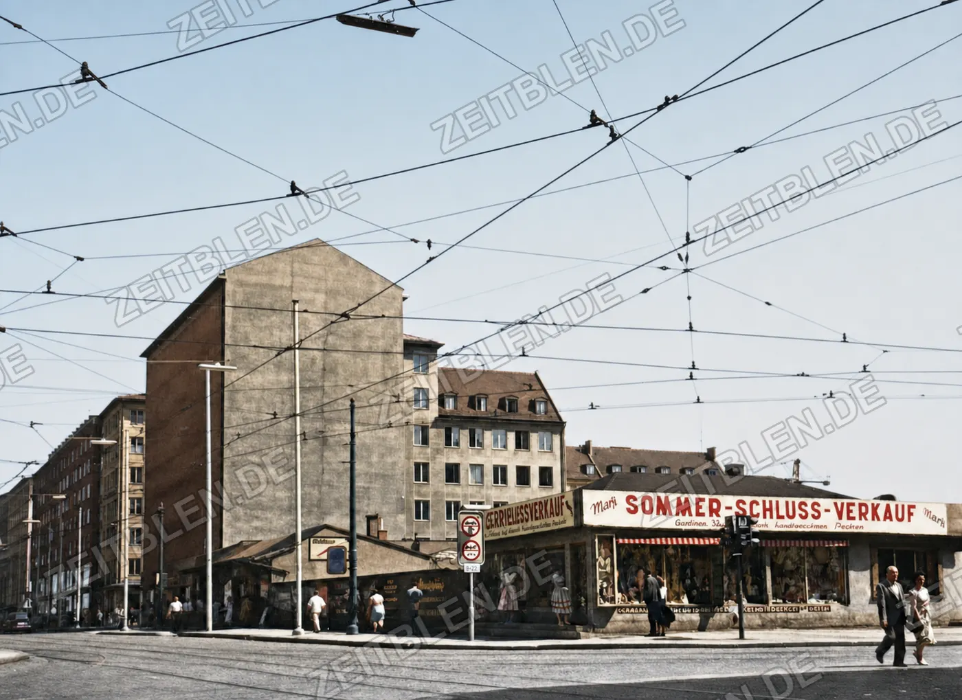 Sommer-Schluss-Verkauf an einer Münchner Geschäftsstraße, 1958