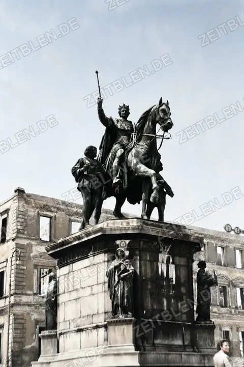Reiterdenkmal König Ludwig I. vor der Ruine des Finanzministeriums, München 1958