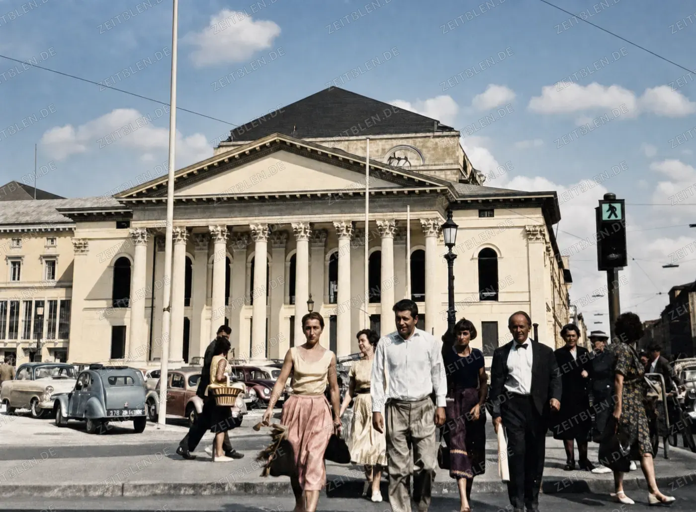 Passanten vor dem Nationaltheater am Max-Joseph-Platz, München 1958