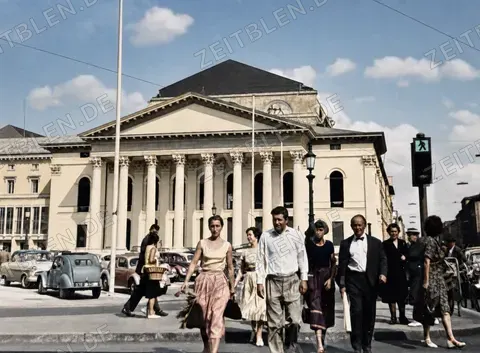 Passanten vor dem Nationaltheater am Max-Joseph-Platz, München 1958