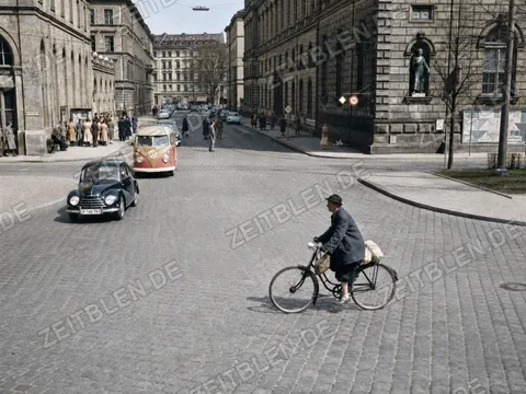 Radfahrer an einer Münchner Kreuzung, 1958