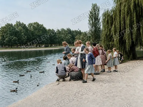 Schulklasse am See im Englischen Garten, München 1958