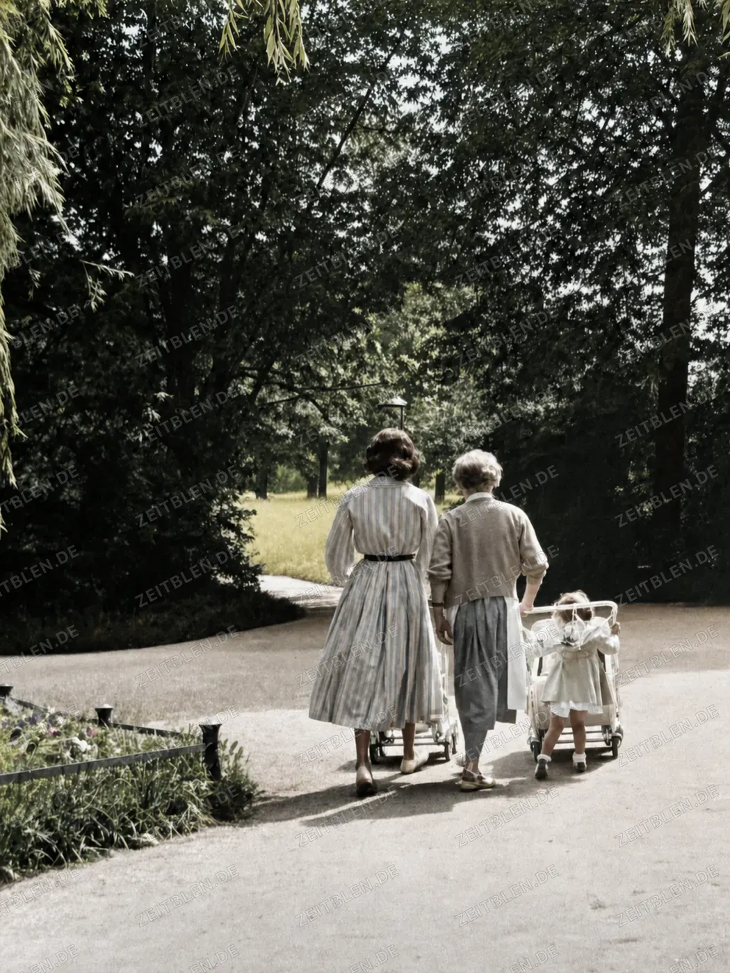 Spaziergang mit Kinderwagen im Englischen Garten, München 1954