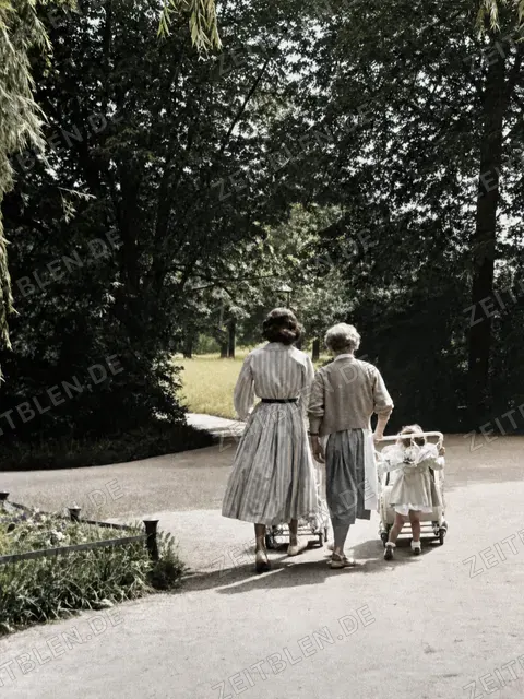 Spaziergang mit Kinderwagen im Englischen Garten, München 1954
