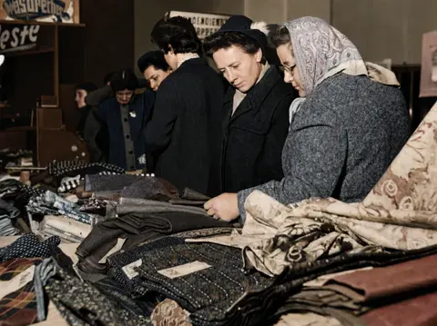 Kundinnen beim Winterschlussverkauf, München 1956