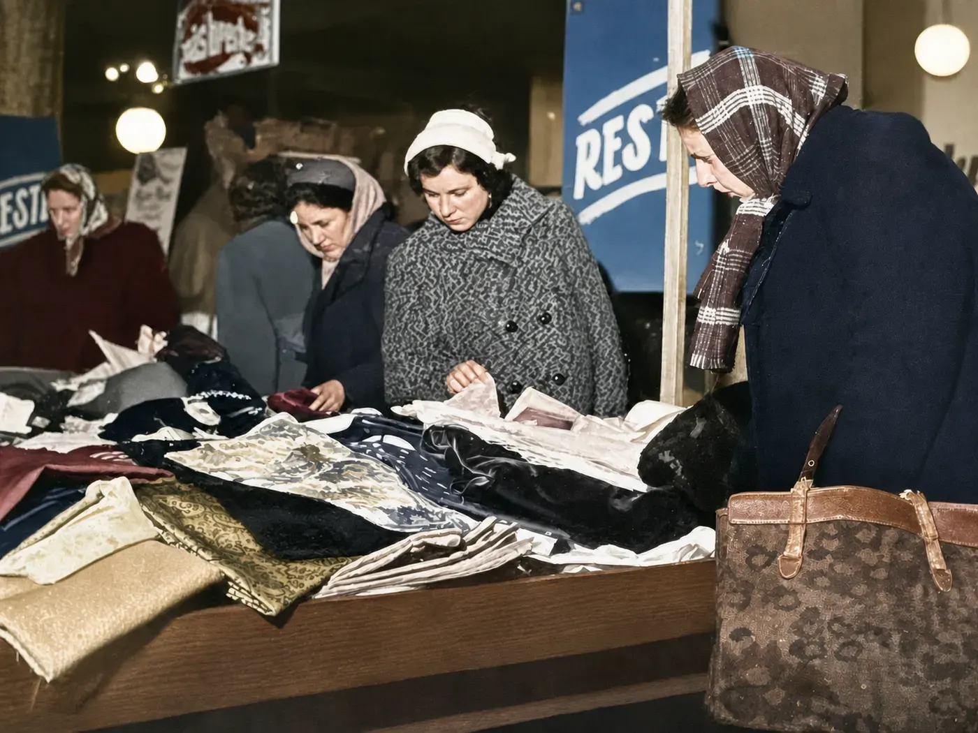Kundinnen an einem Verkaufstisch beim Winterschlussverkauf, München 1956