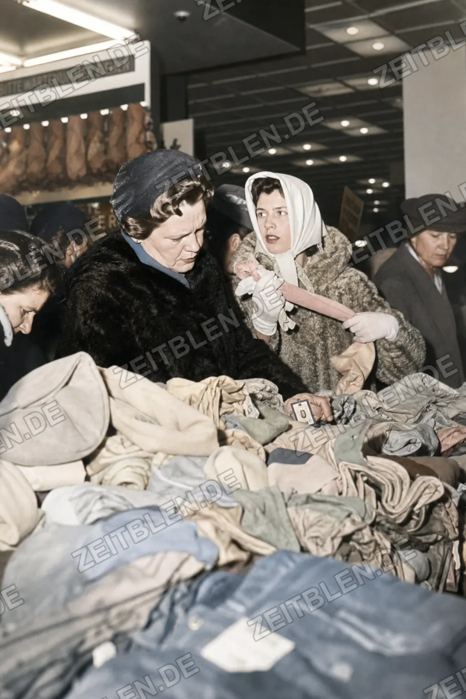 Kundinnen prüfen Textilien beim Winterschlussverkauf, München 1956