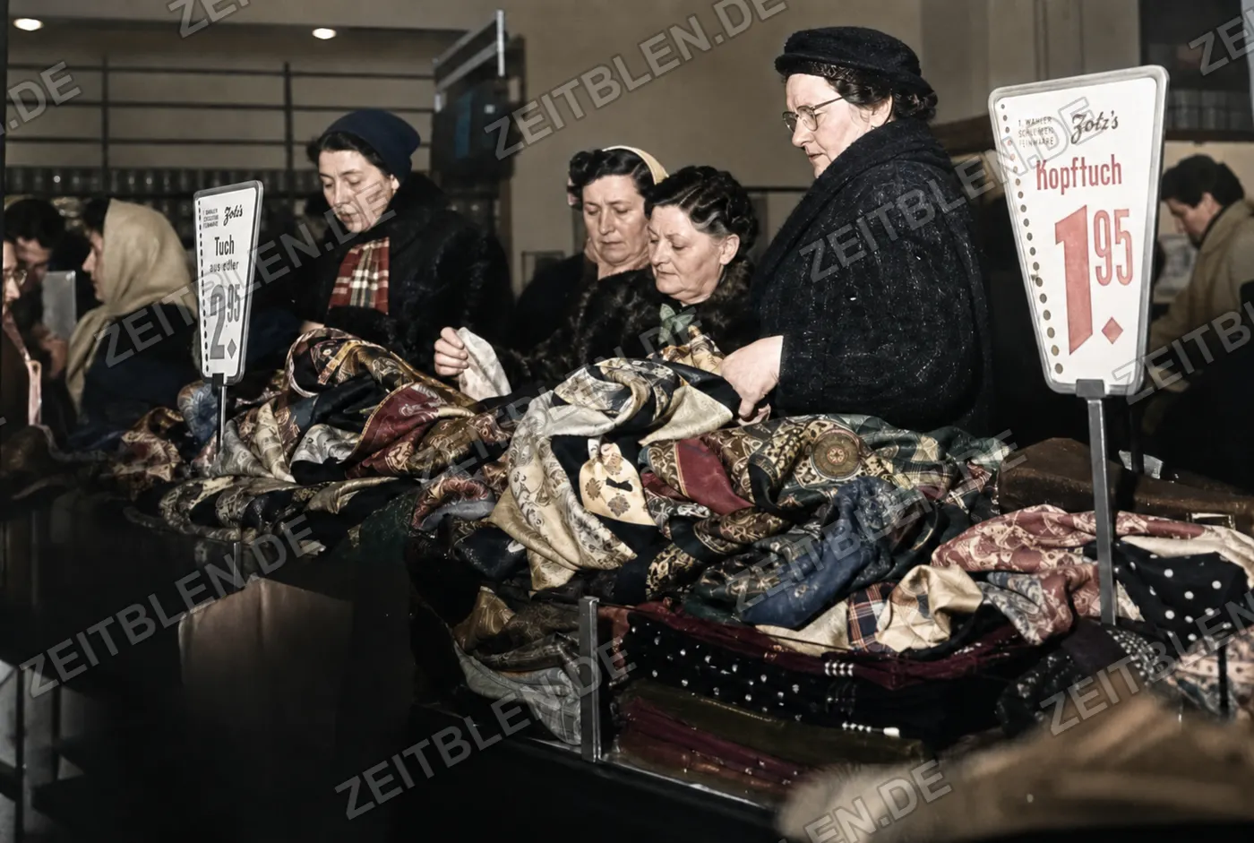 Kopftücher im Winterschlussverkauf, München 1956