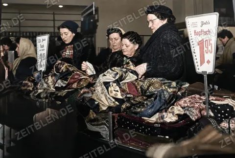 Kopftücher im Winterschlussverkauf, München 1956