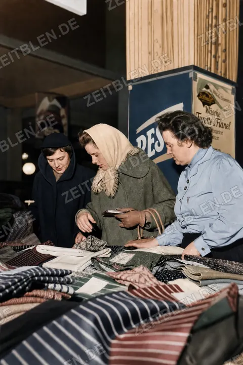 Kundinnen am Textilstand beim Winterschlussverkauf, München 1956
