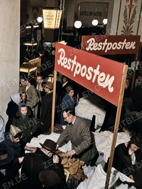 Restposten-Stand beim Winterschlussverkauf, München 1956