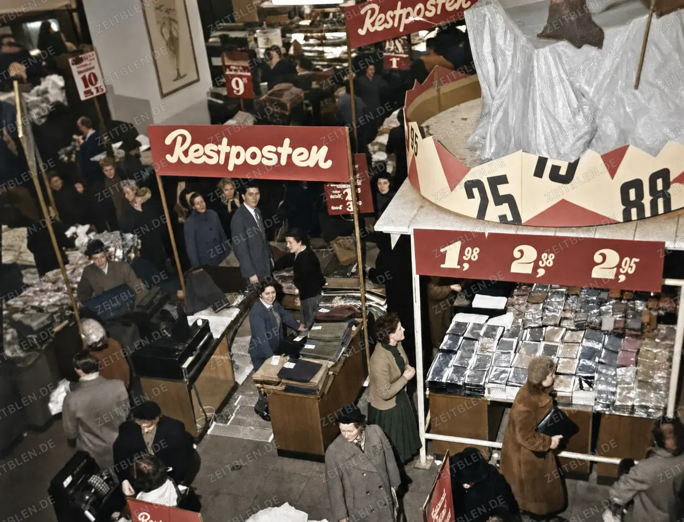 Preisstände im Restpostenbereich beim Winterschlussverkauf, München 1956