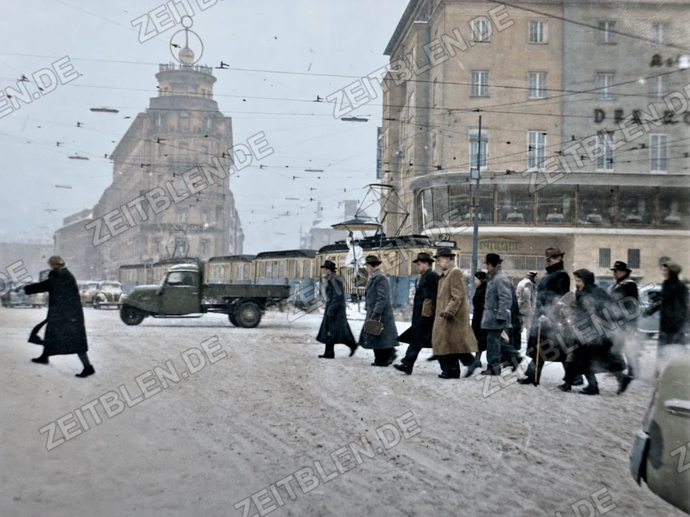 Fußgänger und Straßenbahn im Münchner Winter, 1956