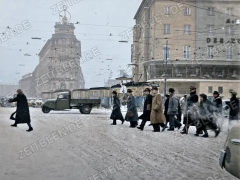 Fußgänger und Straßenbahn im Münchner Winter, 1956