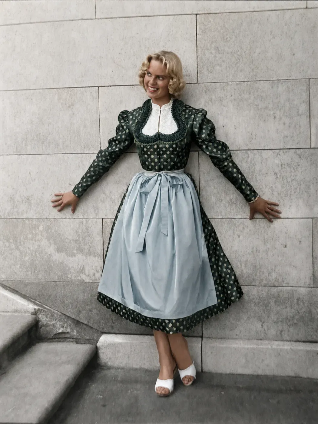 Modefoto einer Frau im Dirndl, München 1956