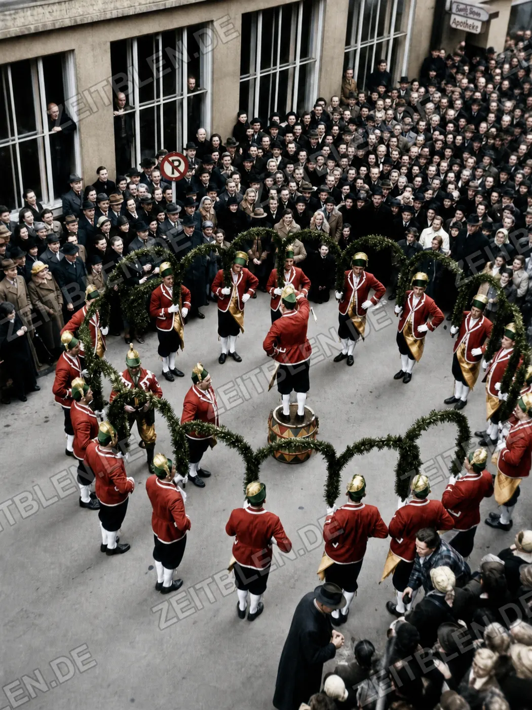 Schäfflertanz vor großem Publikum, München 1956
