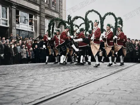 Schäfflertanz auf Münchner Straßenbahngleisen, 1956