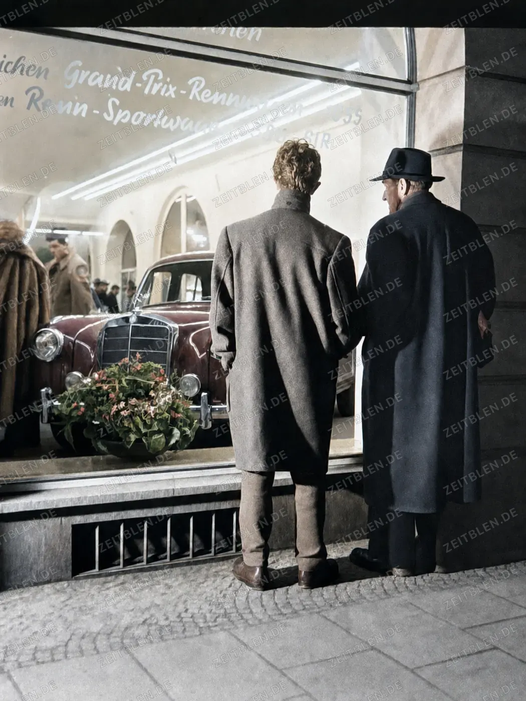 Zwei Männer vor Autohaus-Schaufenster, München 1956
