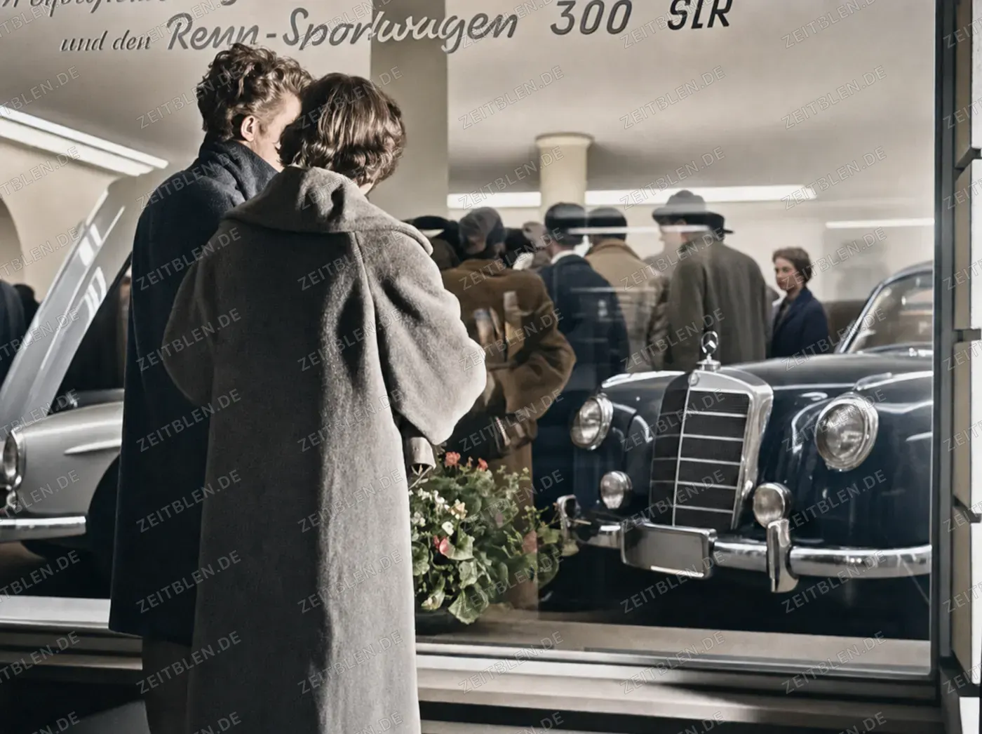 Paar vor 300-SLR-Schaufenster, München 1956