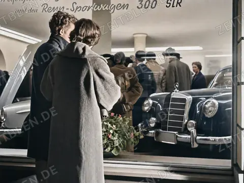 Paar vor 300-SLR-Schaufenster, München 1956