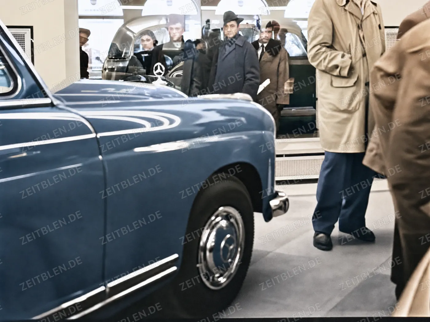 Karosseriedetail im Autohaus-Schaufenster, München 1956