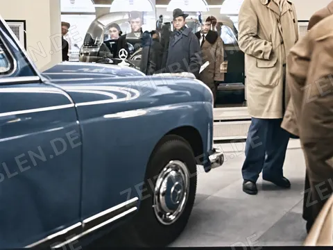 Karosseriedetail im Autohaus-Schaufenster, München 1956