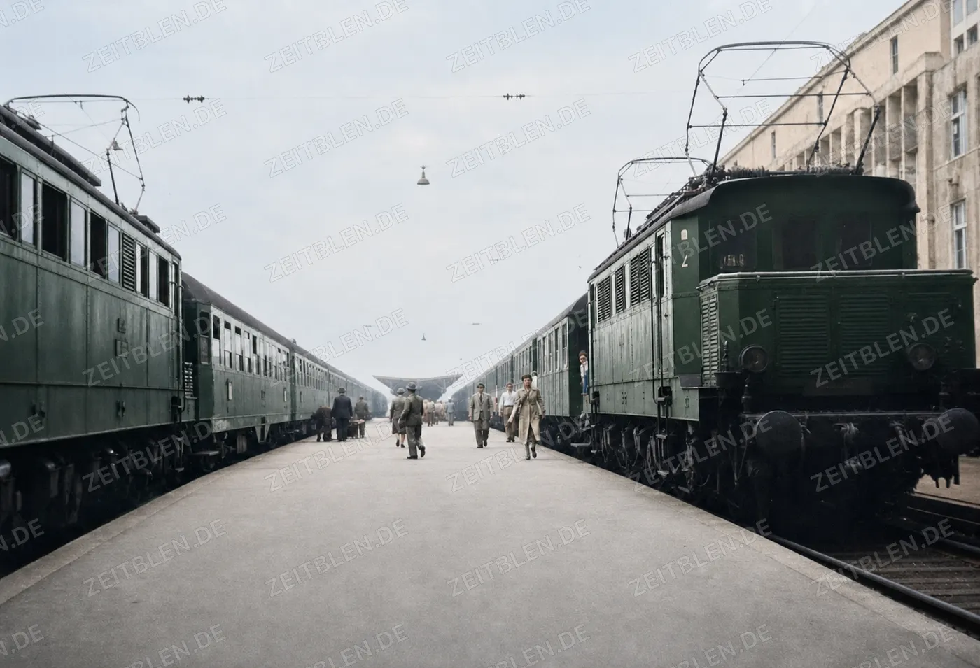 Bahnsteig zwischen zwei Zügen, München 1954