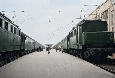 Bahnsteig zwischen zwei Zügen, München 1954