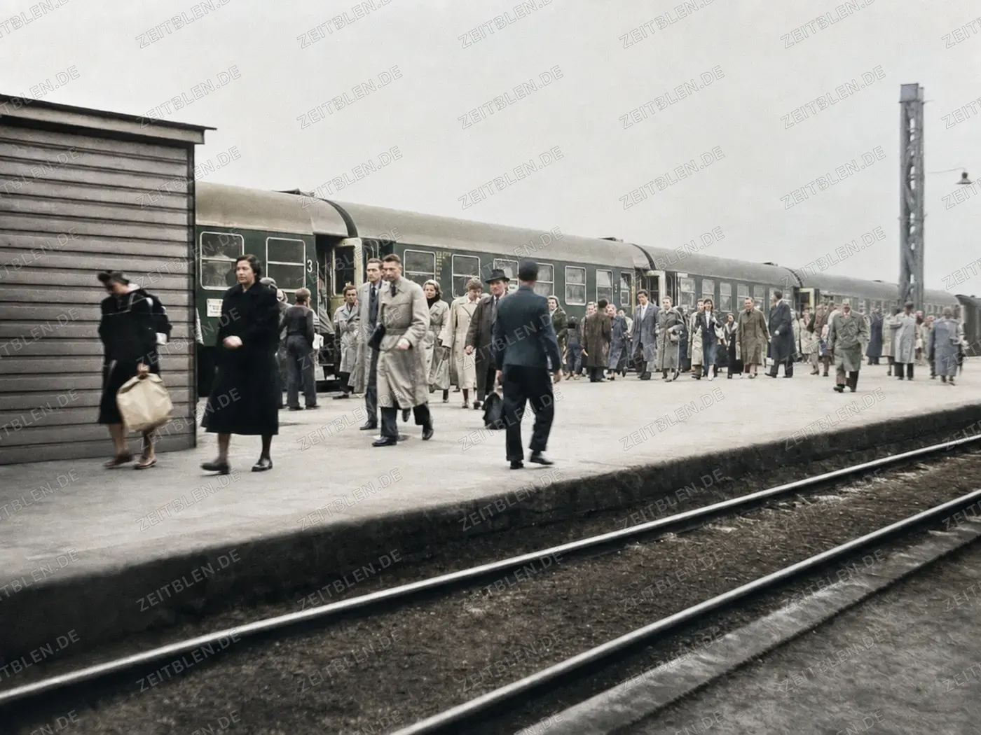 Reisende vor Personenwagen am Bahnsteig, München 1954