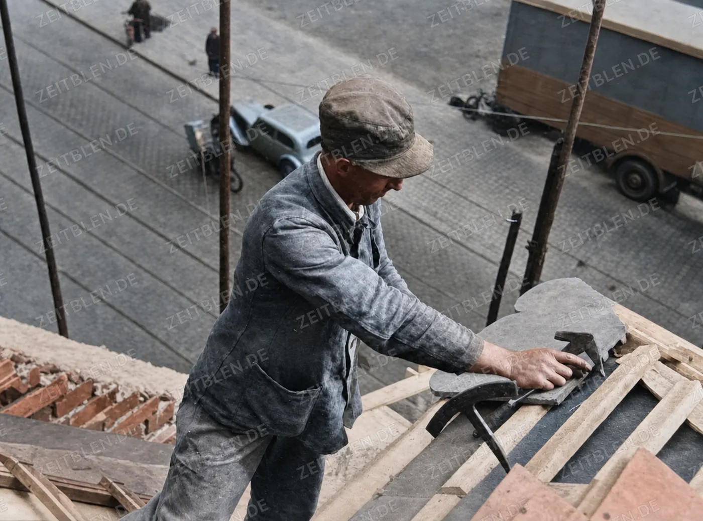 Dachdecker bei der Arbeit, München 1949