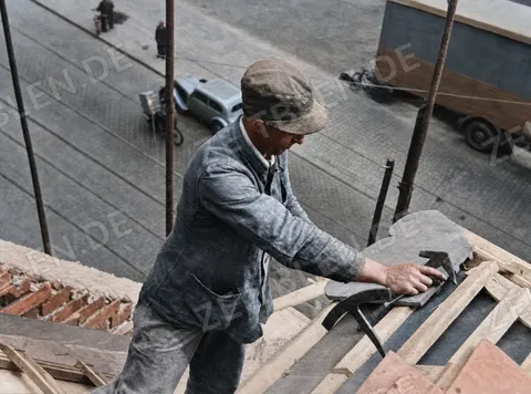Dachdecker bei der Arbeit, München 1949