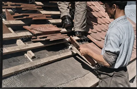 Dachdecker zwischen Latten und Ziegeln, München 1949