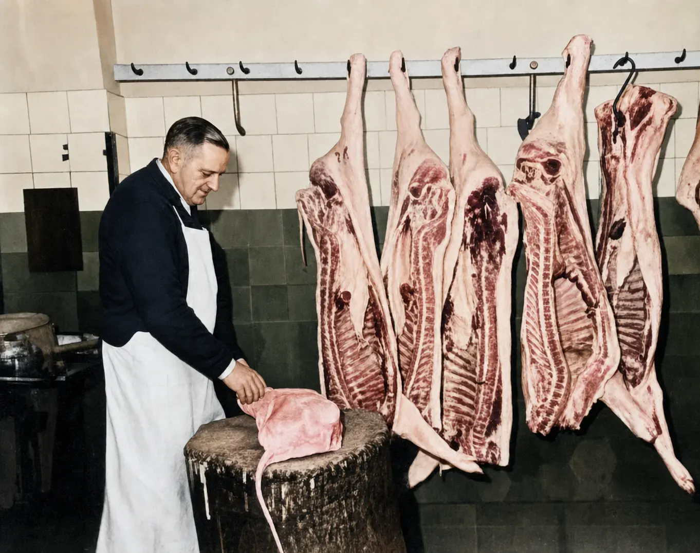 Metzger in der Metzgerei Thum, München 1949