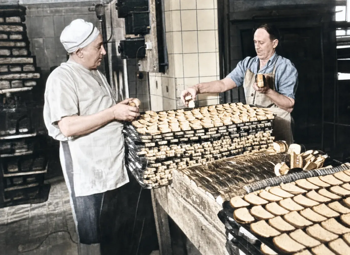 Arbeiterinnen bei der Leutner-Zwiebackproduktion, München 1949