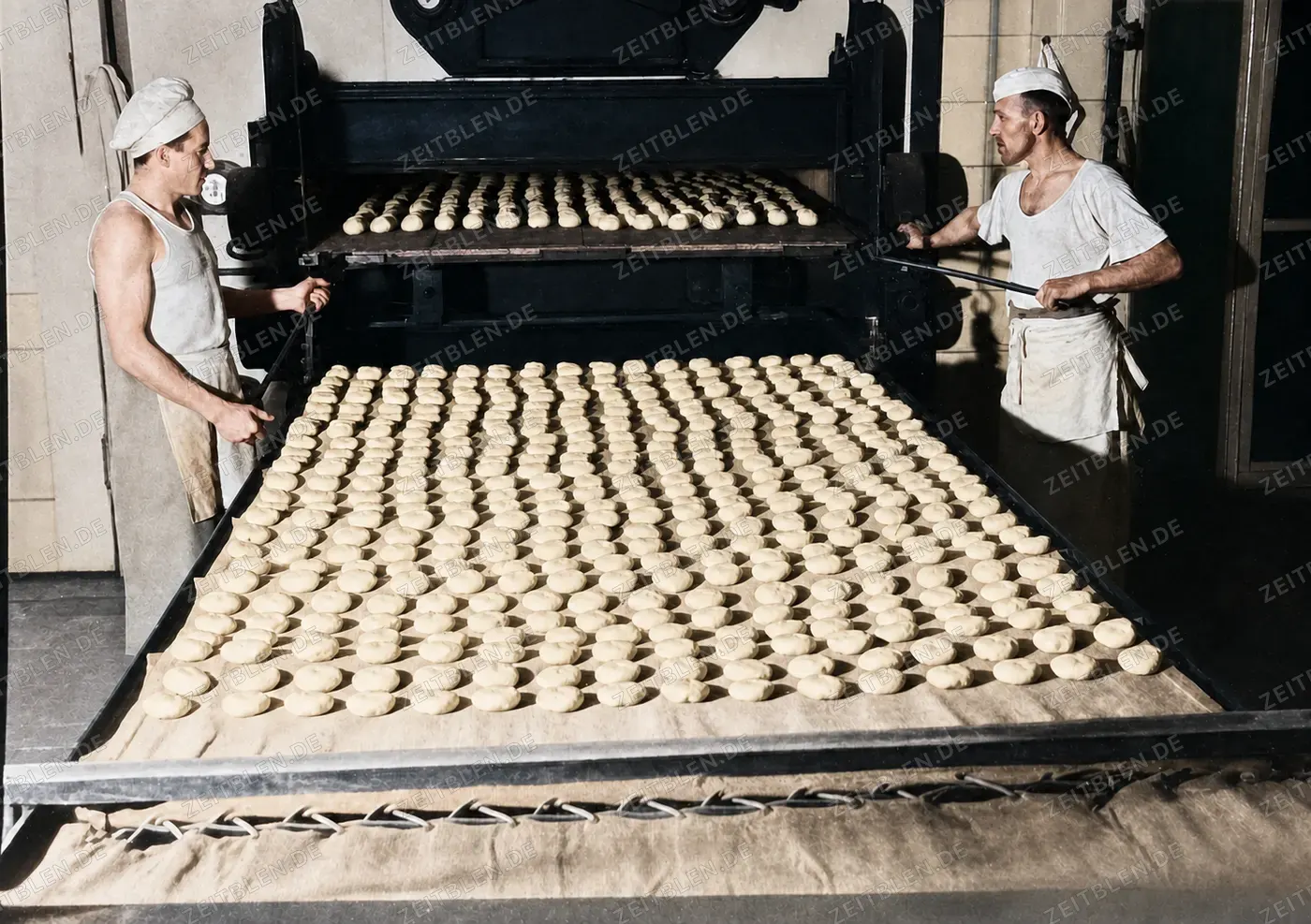 Zwieback auf Backblechen bei Leutner, München 1949