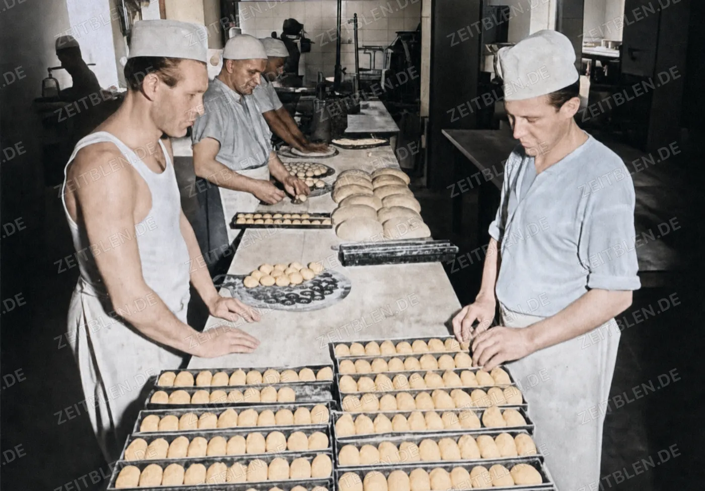 Zwiebackproduktion am Arbeitstisch, München 1949