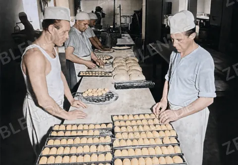 Zwiebackproduktion am Arbeitstisch, München 1949