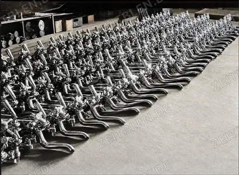 Reihen fertiger Armaturen bei Gießerei Heck, München 1949