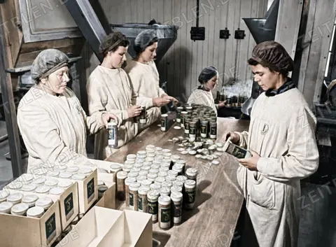 Verpackung bei Nähr-Engel, München 1949
