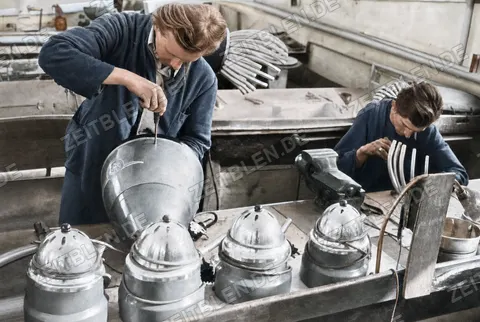 Montage von Dauerwellenapparaten, München 1949
